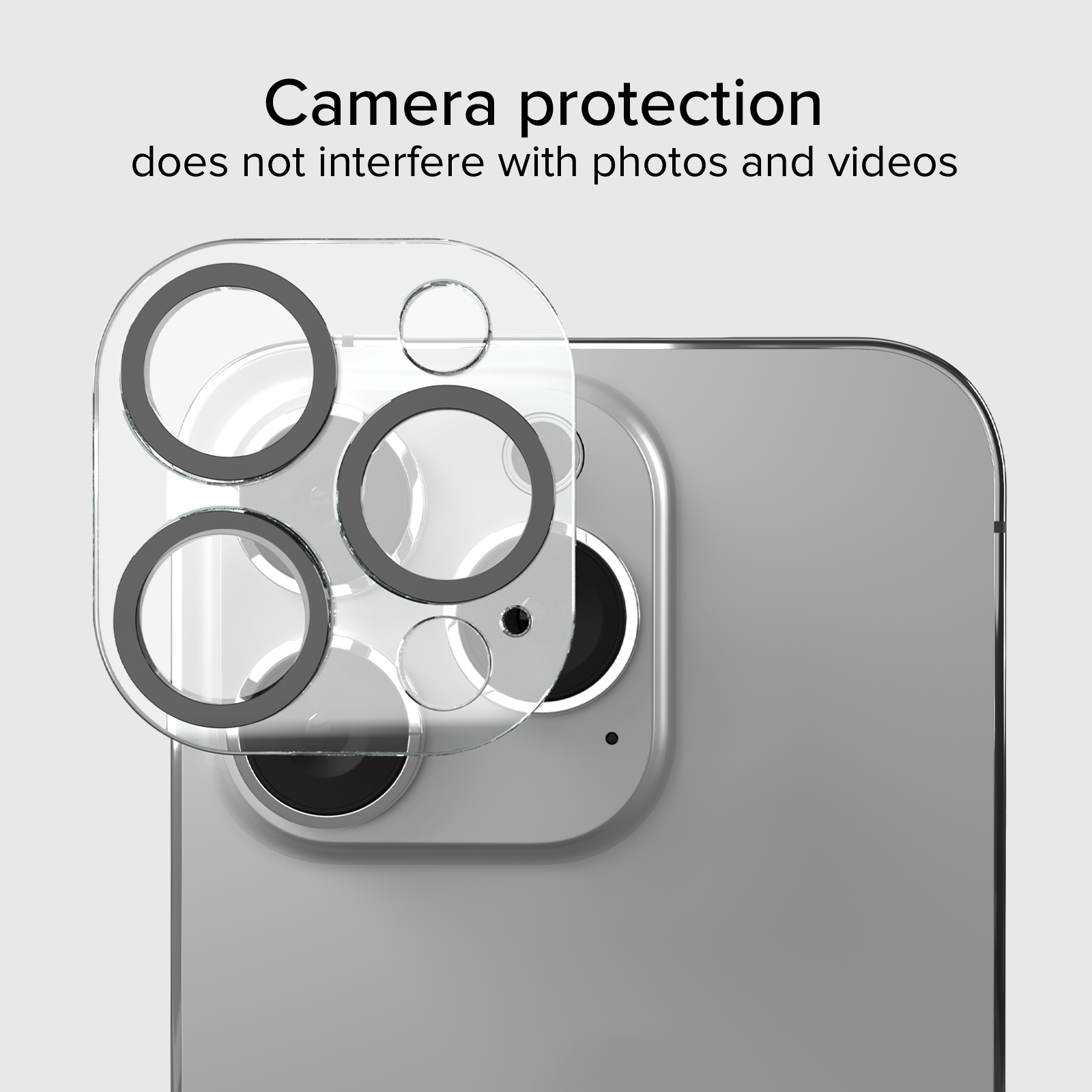 Protector de cámara transparente con anillos oscuros en un smartphone plateado.