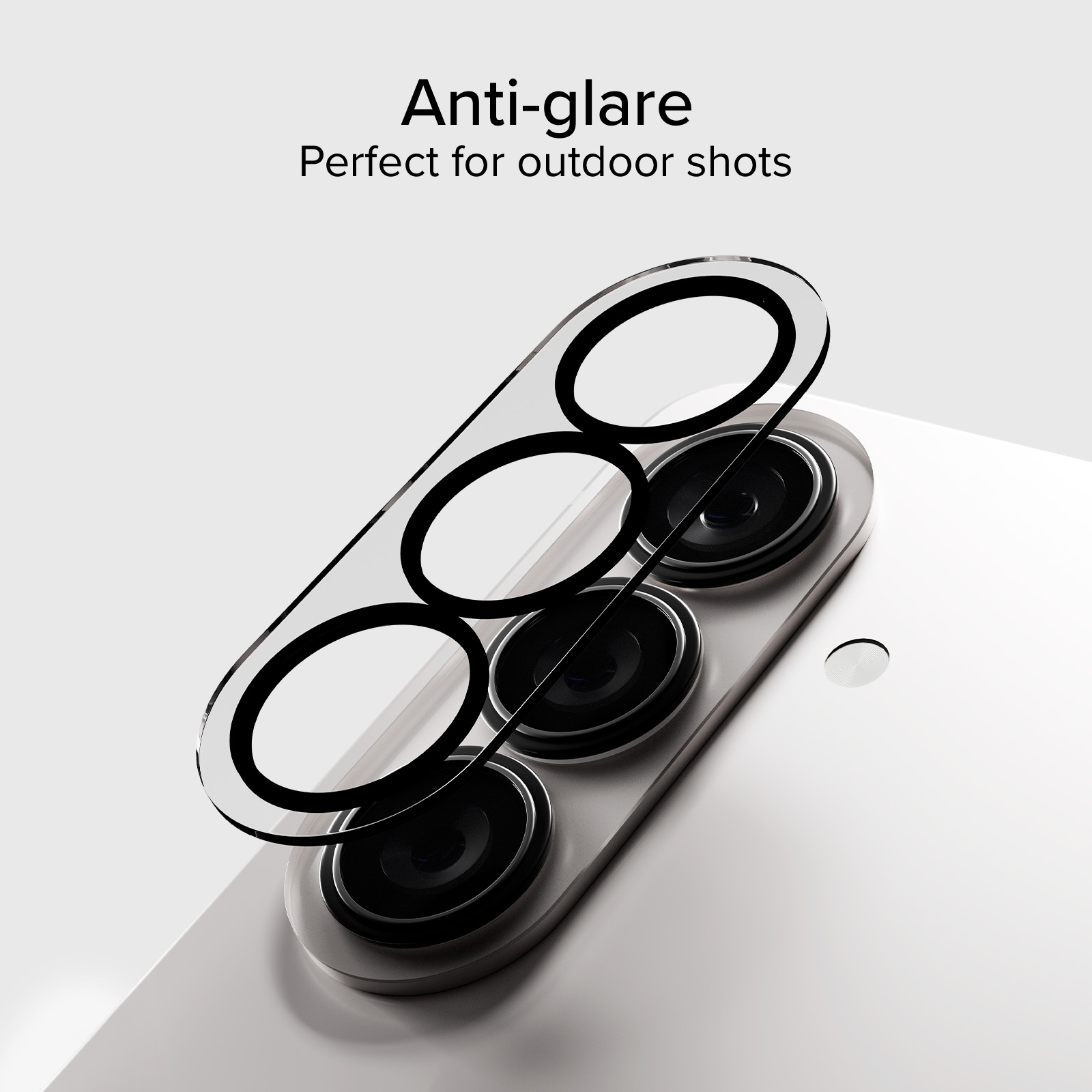 Tres lentes de cámara con anillos negros en un teléfono blanco.