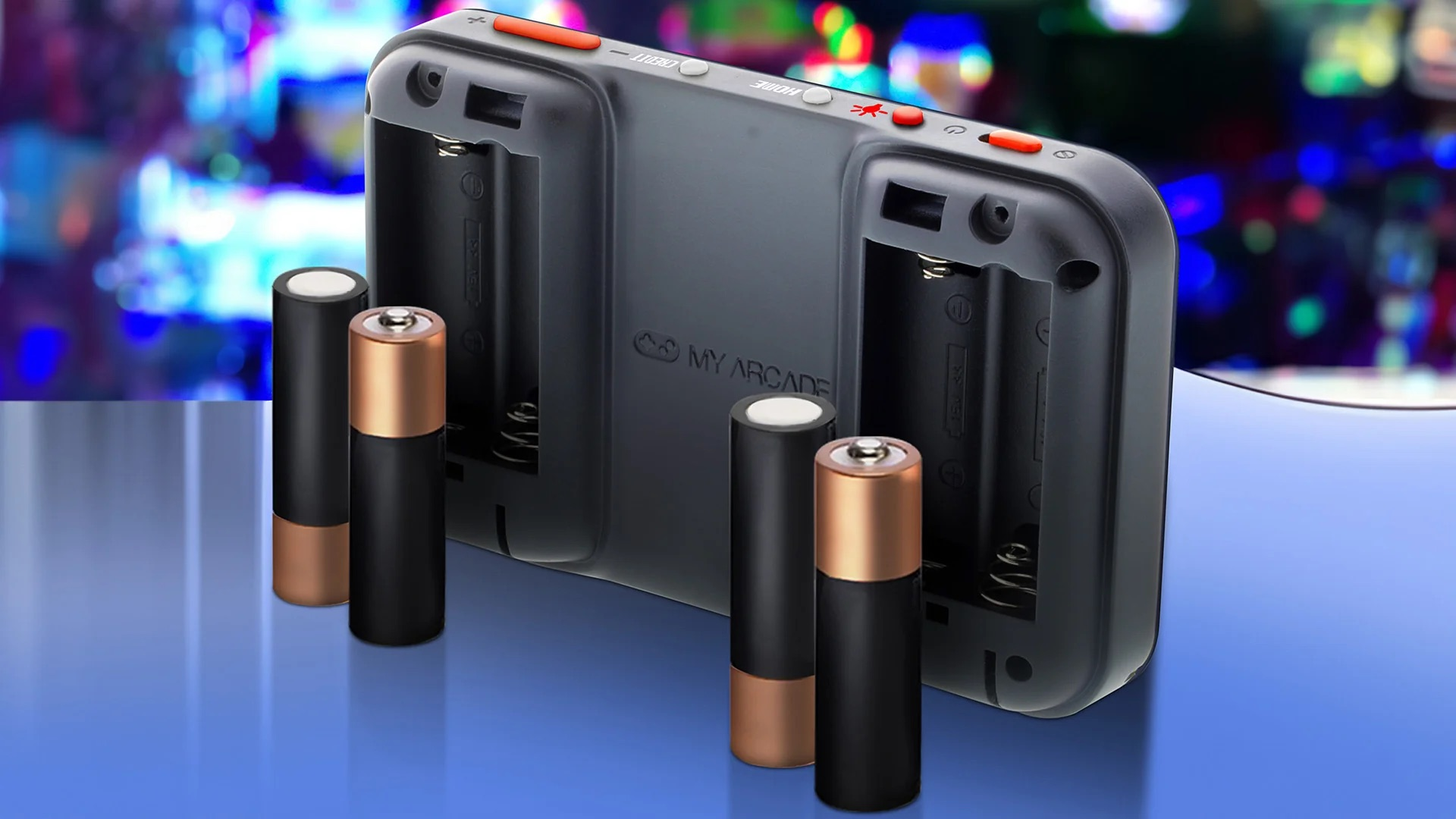 Vier Batterien liegen neben einem schwarzen Handheld-Retro-Gaming-Gerät mit offenem Batteriefach.