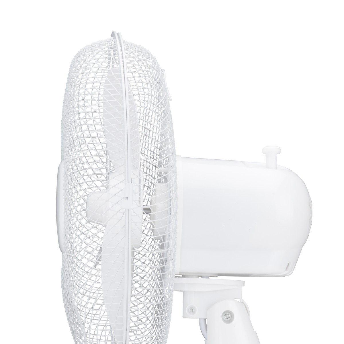Weißer oszillierender Ventilator, Seitenansicht. Fokus auf Grill und Motorgehäuse.