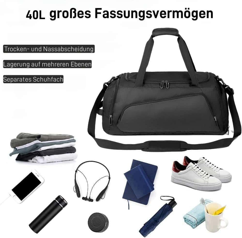 Schwarze Reisetasche mit Kleidung, Schuhen, Handy, Kopfhörern und Zubehör.