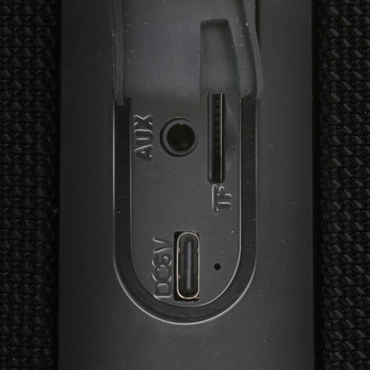 Close-up van poorten: AUX, TF-kaart en USB-C op een zwart apparaat.