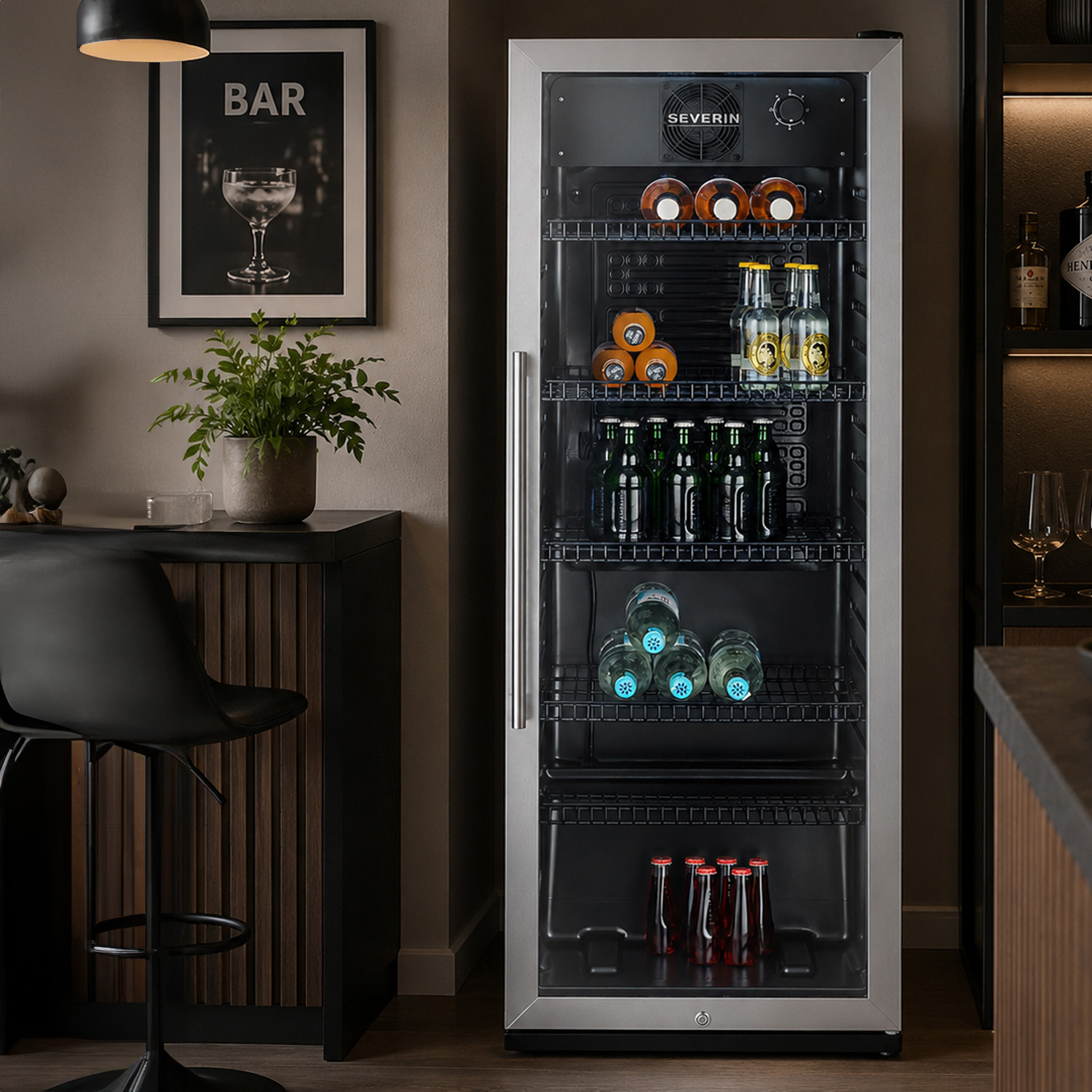 Una nevera con frente de cristal, llena de botellas y latas, junto a un taburete de bar.