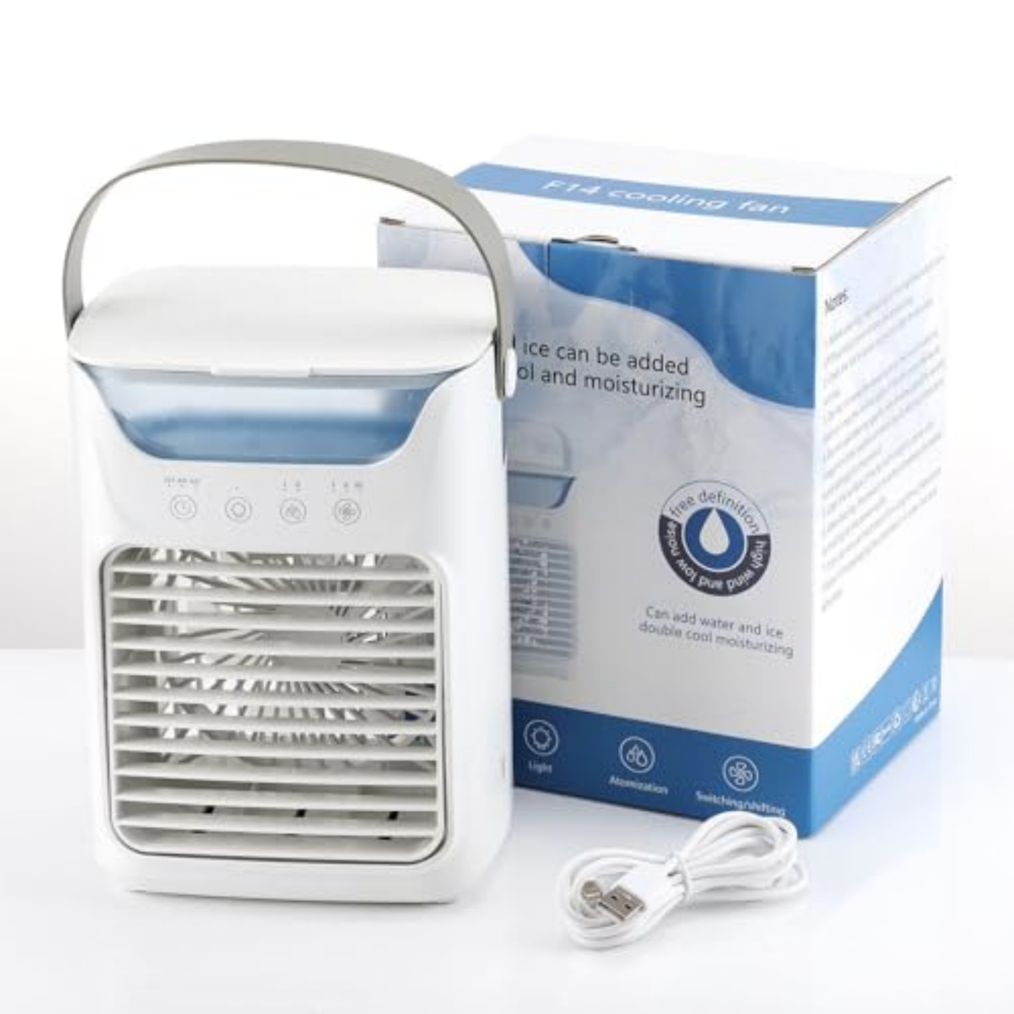 Ein weißer tragbarer Mini-Kühler mit blauem Wassertank und USB-Kabel neben der Verpackung.