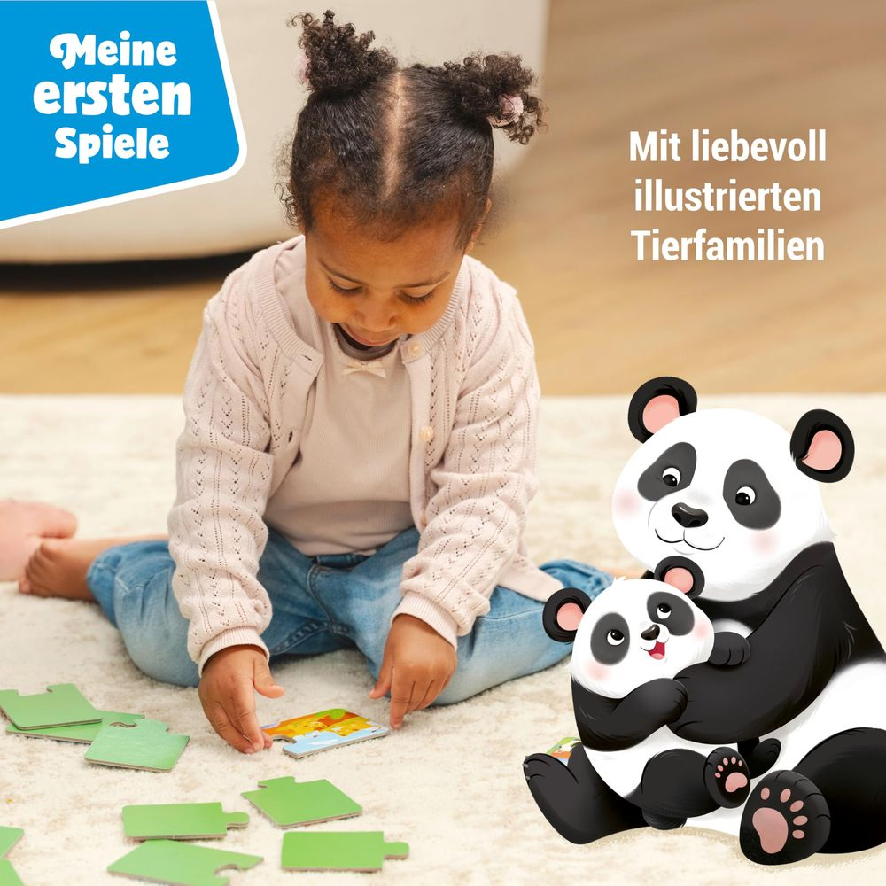 Un bambino gioca con pezzi di puzzle accanto all'illustrazione di una mamma e un cucciolo di panda.
