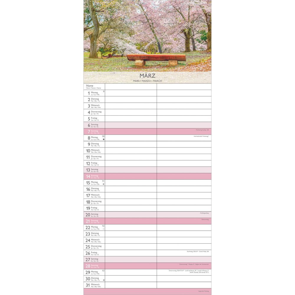 Ein Kalenderblatt für März mit Kirschblüten im Hintergrund und einer Holzbank.