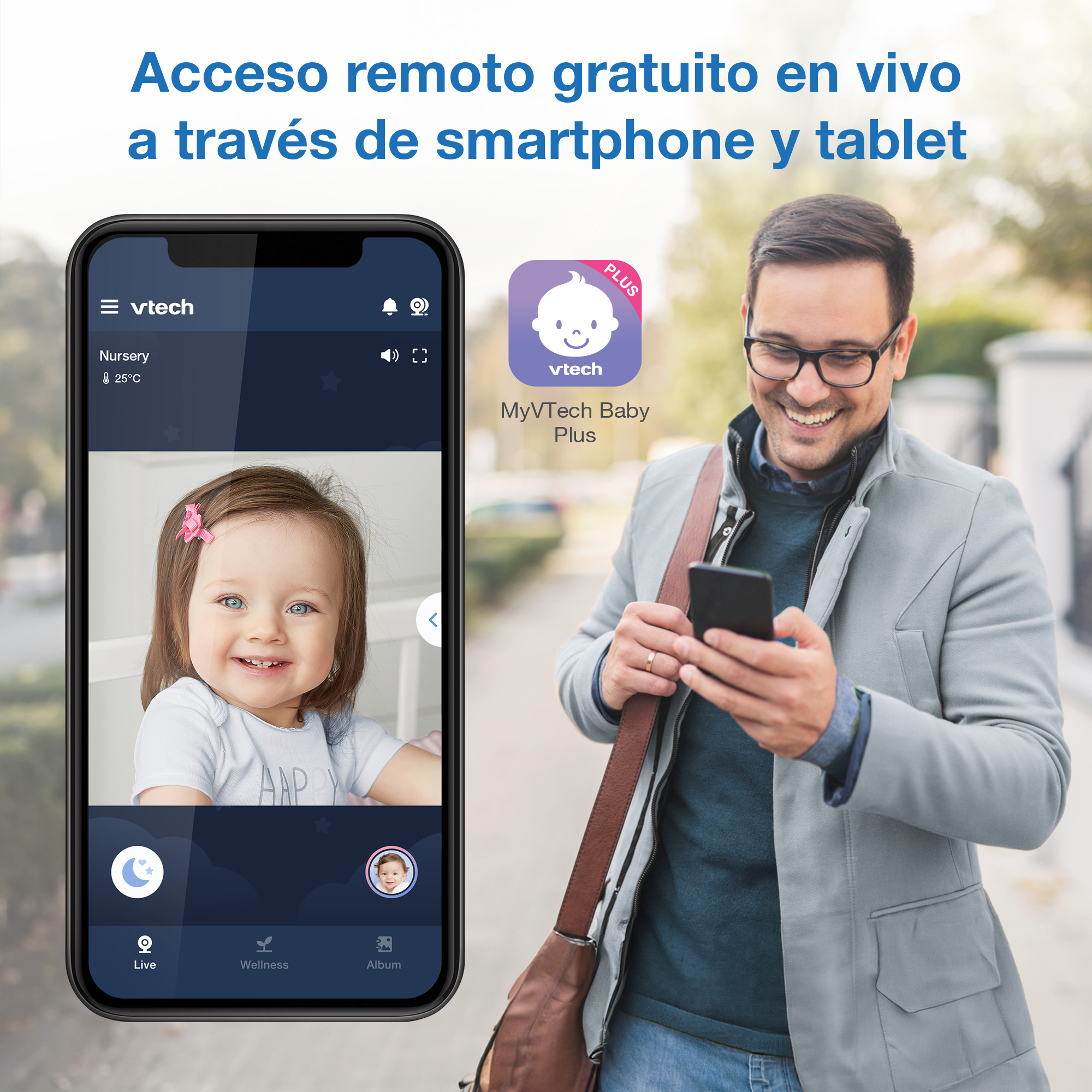 Hombre sonríe mirando un smartphone que muestra imagen de monitor de bebé. Icono de app visible.