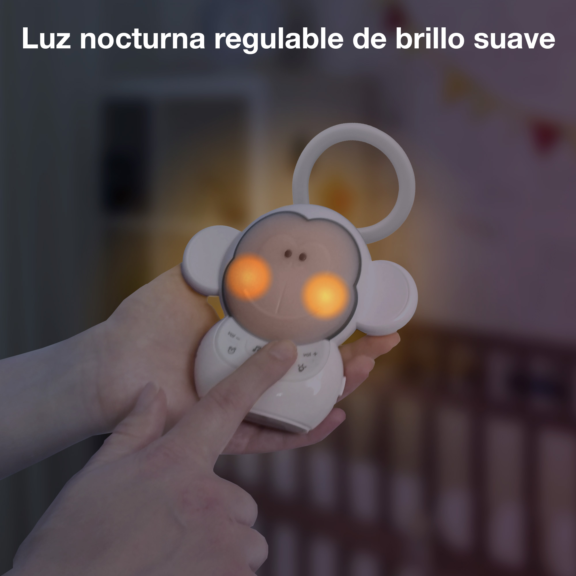 Una mano sostiene una luz nocturna de mono con ojos brillantes. Un dedo la toca.