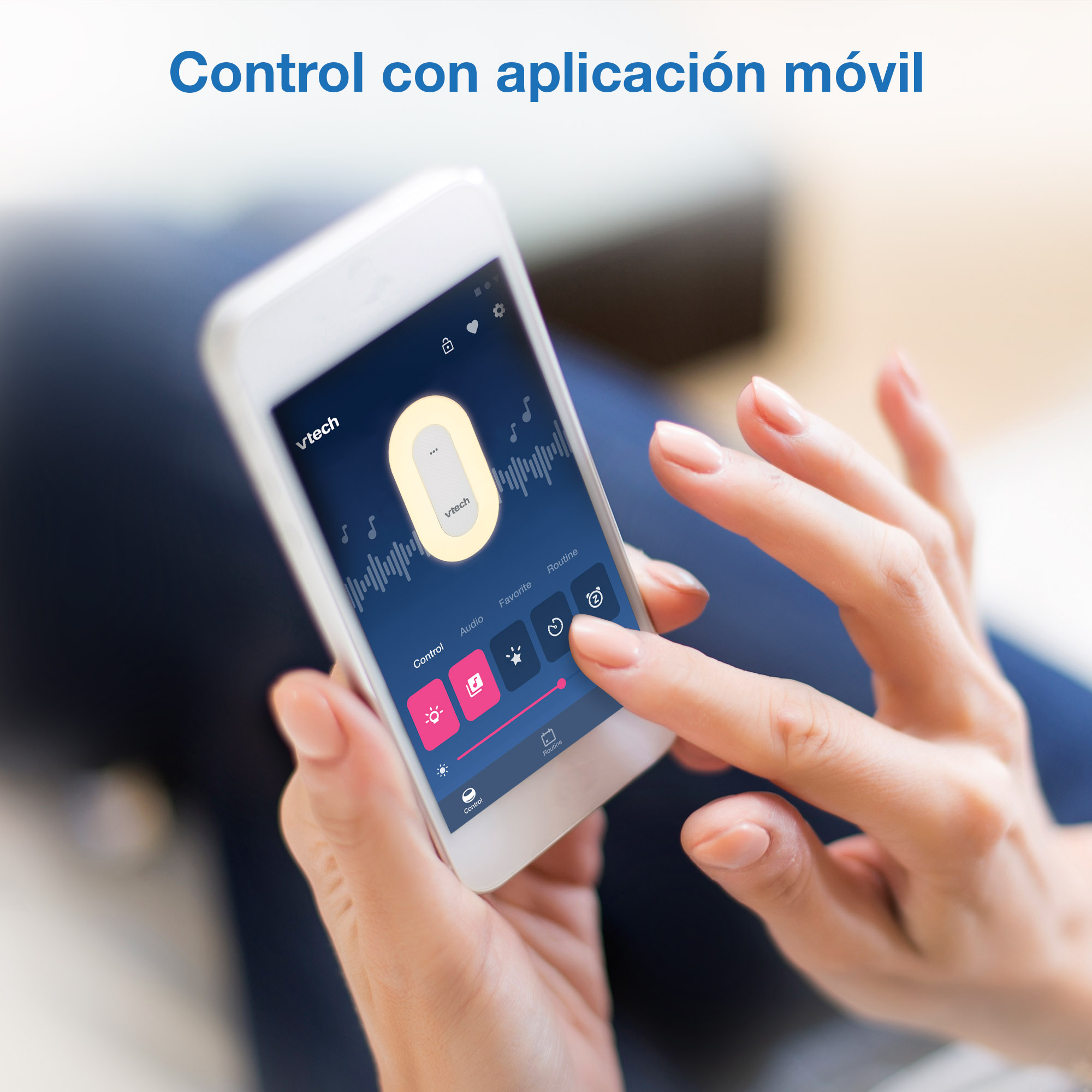 Primer plano de una mano usando un smartphone con interfaz de app Vtech.