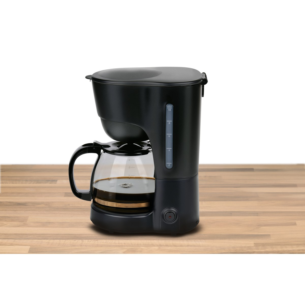 Schwarze Kaffeemaschine mit Glaskanne voller Kaffee auf Holzhintergrund.