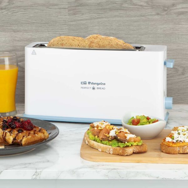 Un tostapane bianco con accenti blu, accanto a toast, waffle e succo d'arancia.
