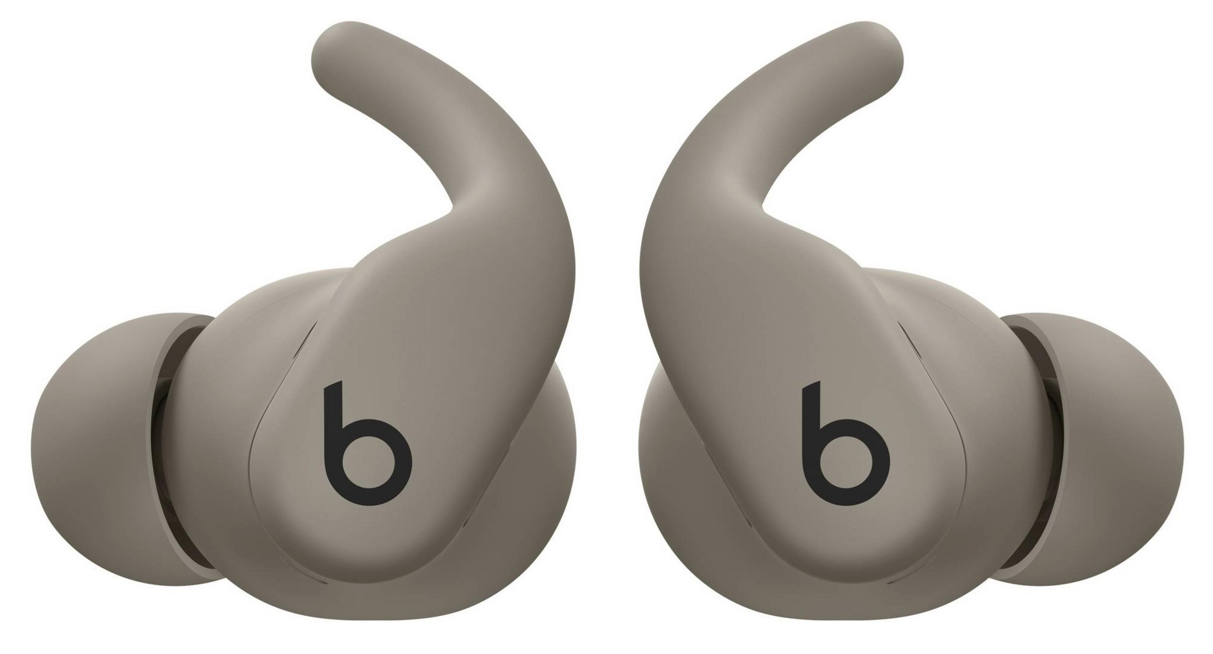 Due auricolari beige con logo nero 'b' su sfondo bianco.
