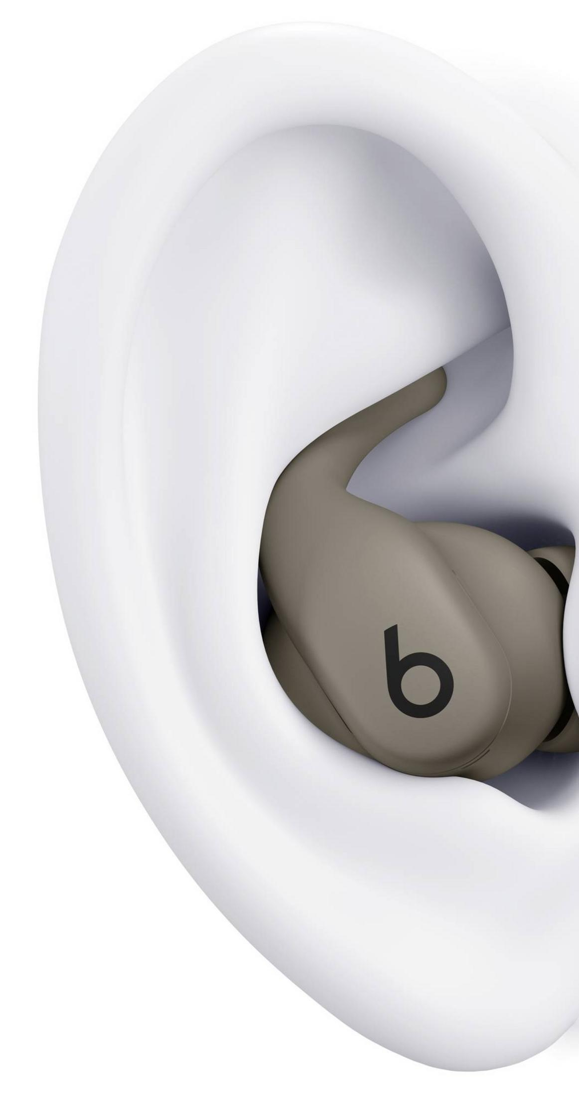 Un auricolare color cuoio con logo 'b' nero dentro un orecchio bianco.