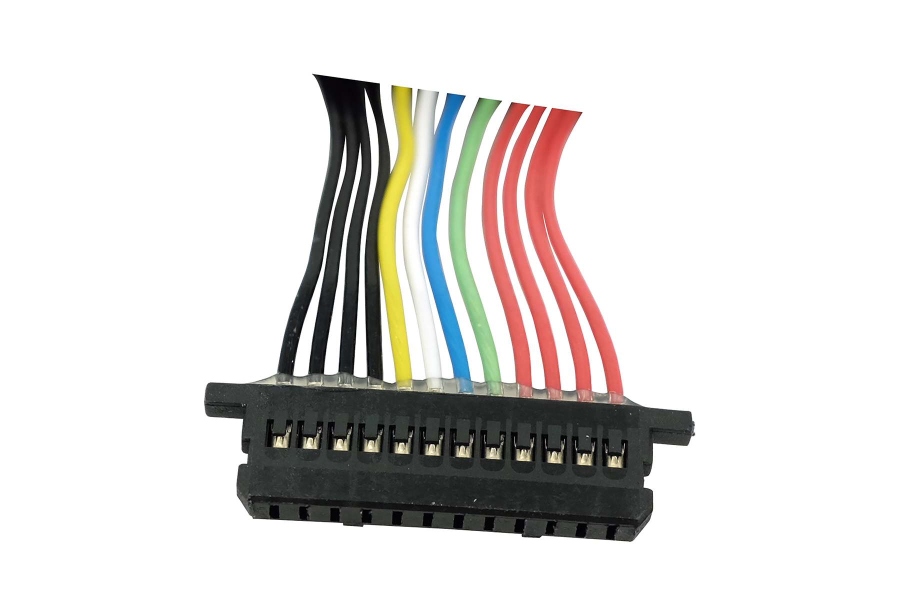 Un connettore nero con molti fili colorati: nero, giallo, bianco, blu, verde, rosso.
