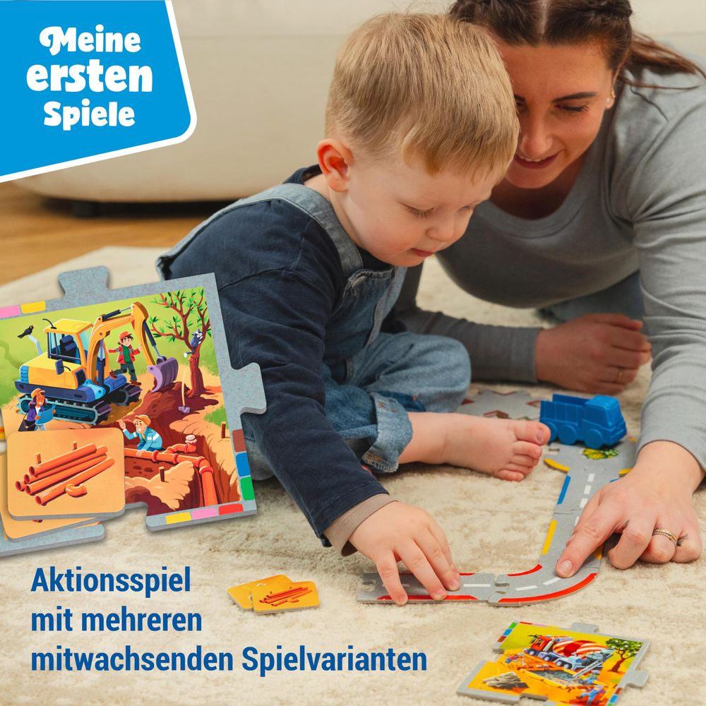 Madre e figlio giocano con un puzzle di cantiere sul tappeto.