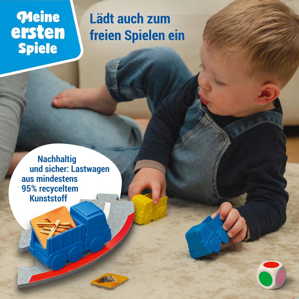 Un bambino gioca con camioncini giocattolo colorati su un tappeto.