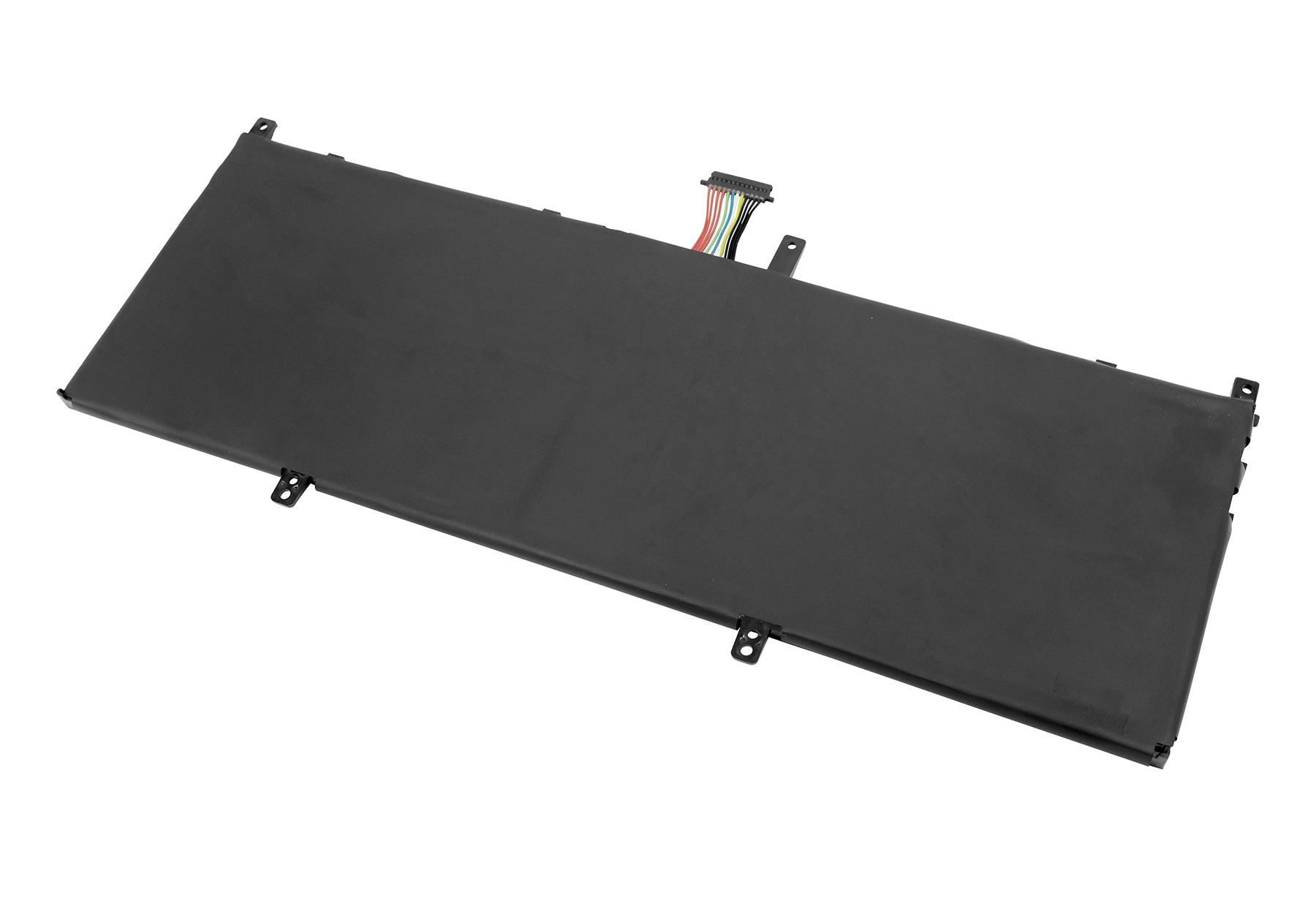 Batteria nera per laptop con cavi su sfondo bianco.