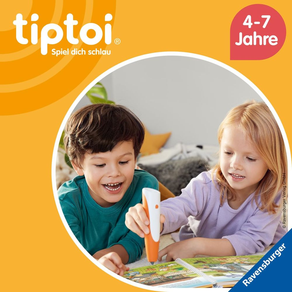 Zwei Kinder lernen mit einem Stift auf einem Buch.