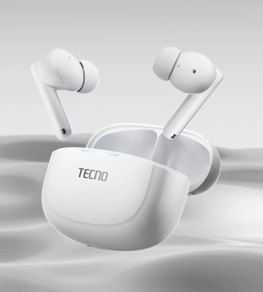 İki beyaz TECNO kulaklık, gümüş bir arka plan üzerinde açık beyaz bir şarj kutusunun üzerinde süzülüyor.