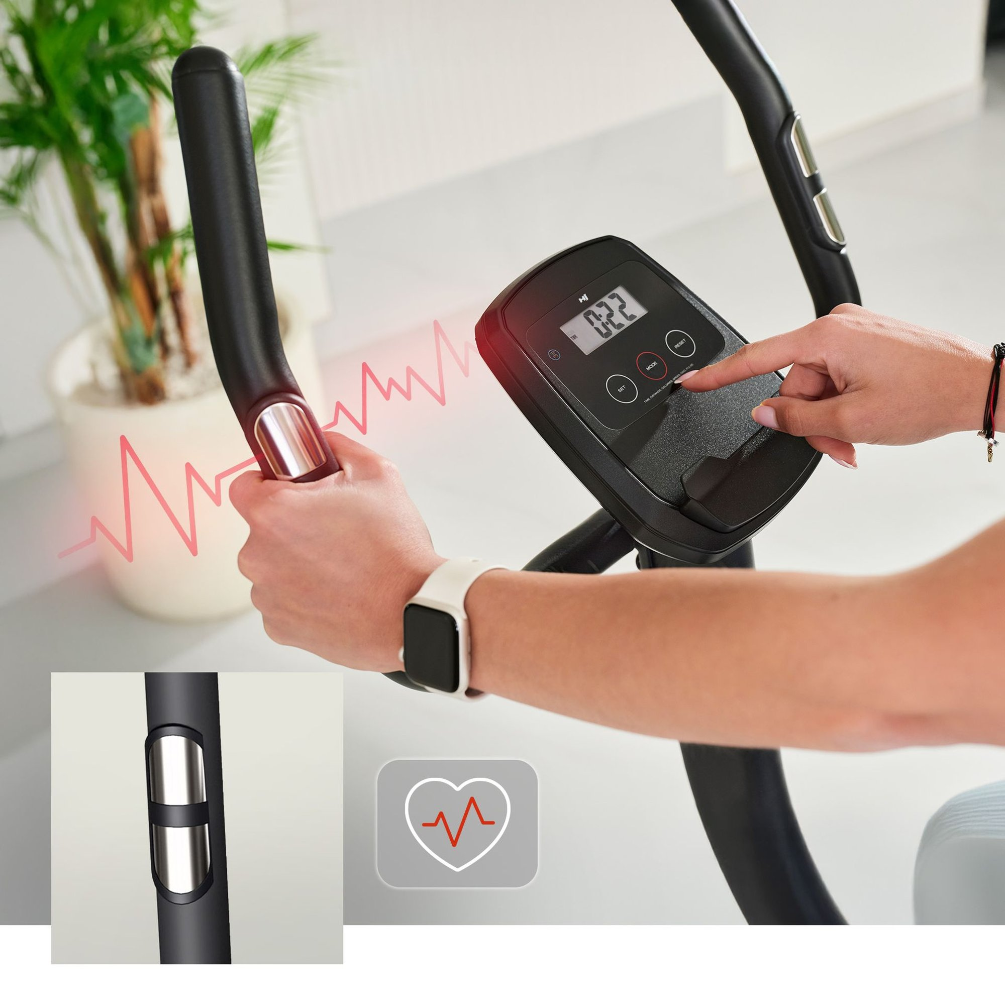 Eine Hand berührt das Display eines Fitnessgeräts, das einen Herzschlag anzeigt.