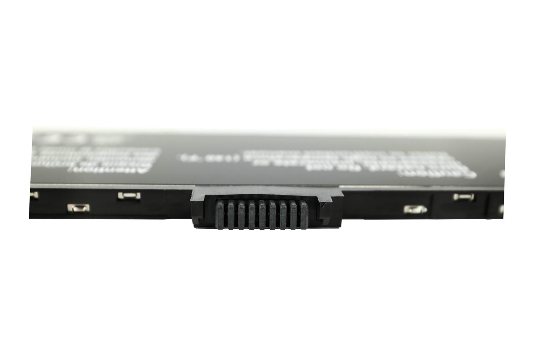 Nahaufnahme des Steckers eines Laptop-Akkus mit feinen Metallstiften und schwarzer Halterung.