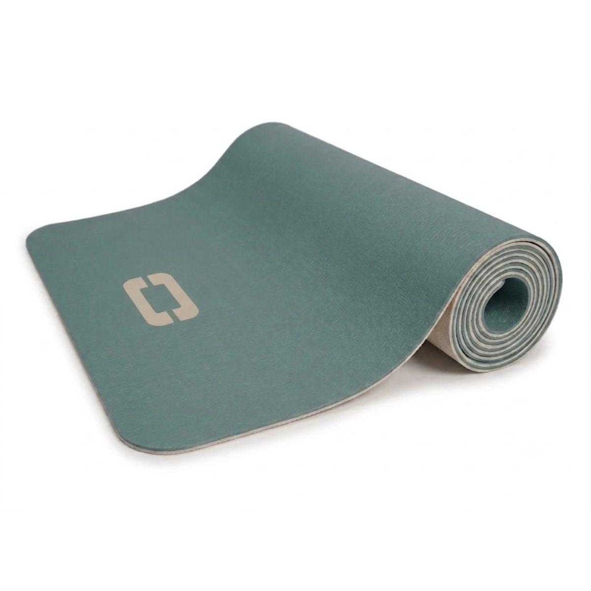 Een groene yogamat met logo is gedeeltelijk opgerold op een witte achtergrond.