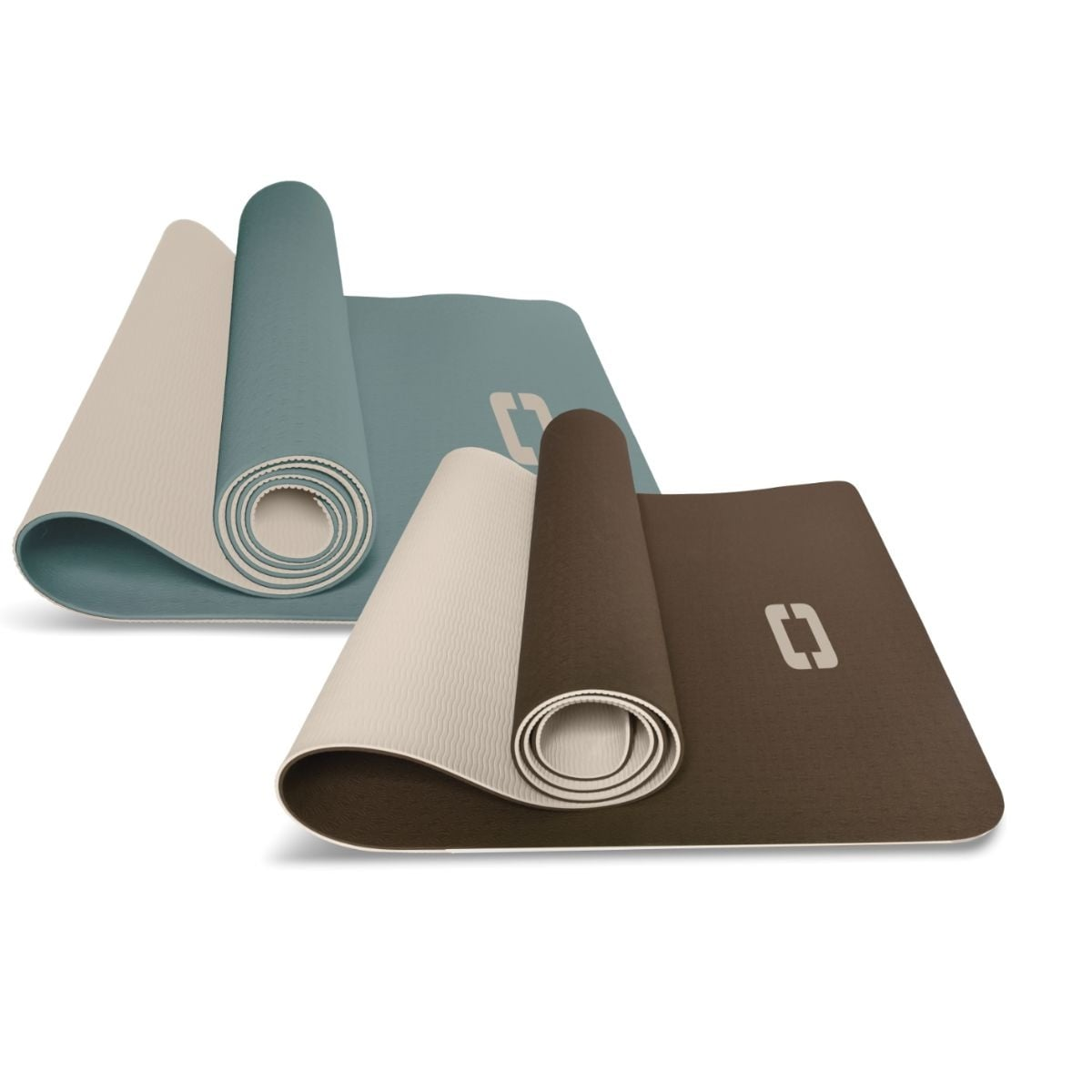 Twee yogamatten, één blauwgroen, één bruin, met beige onderkanten, gedeeltelijk uitgerold.