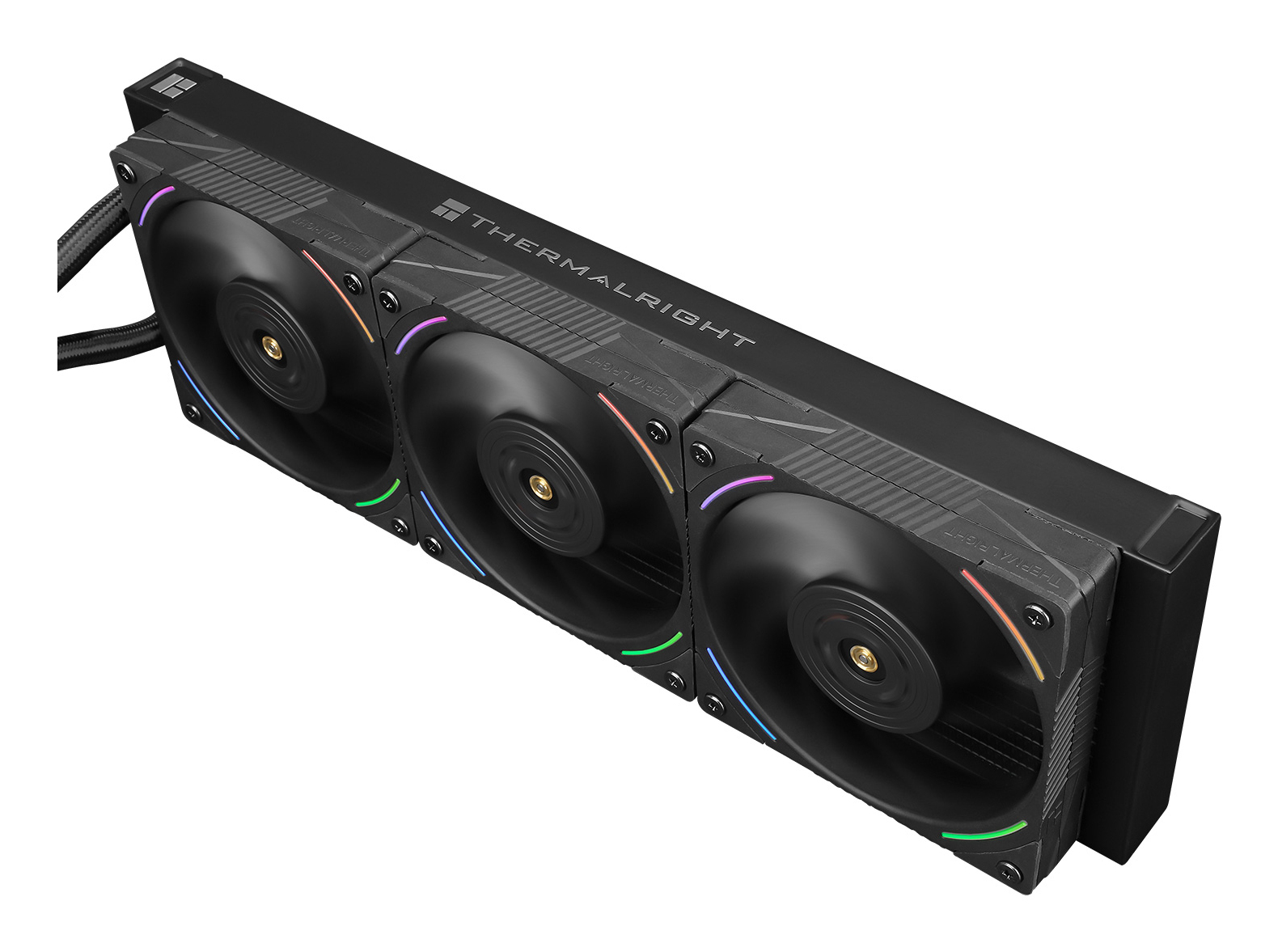 Refrigerador de CPU negro con tres ventiladores e iluminación RGB.