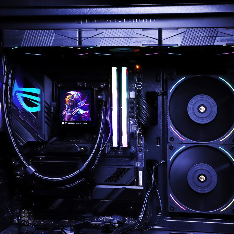 Interior de computadora con ventiladores y RAM iluminados con RGB.