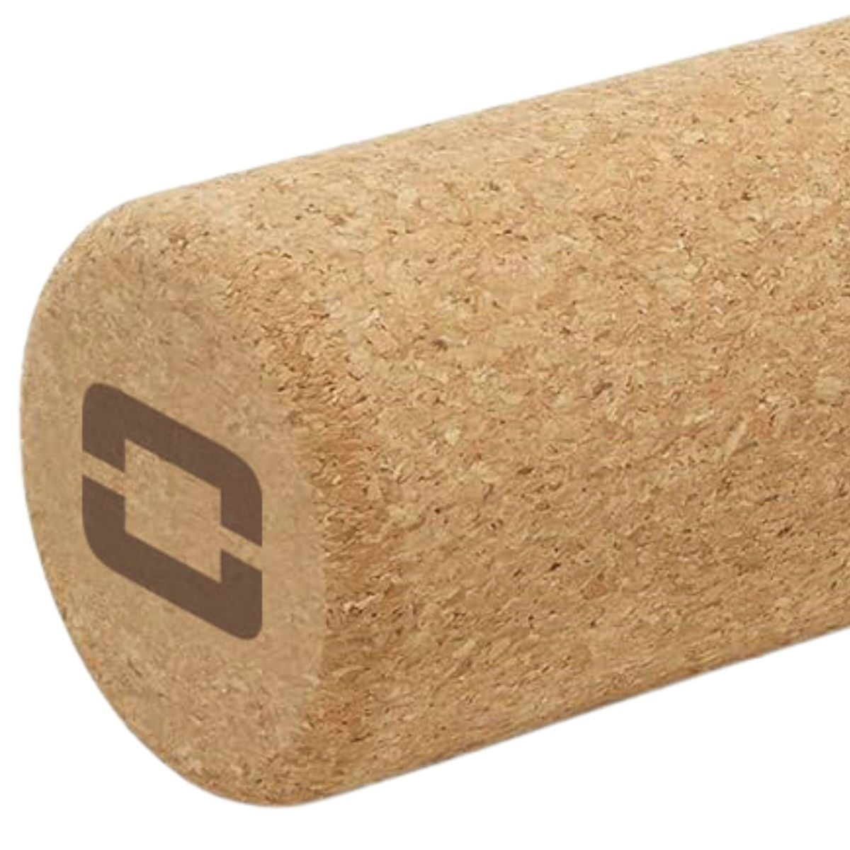 Een ronde, kurk-kleurige schuimroller met een donker logo aan het linker uiteinde.