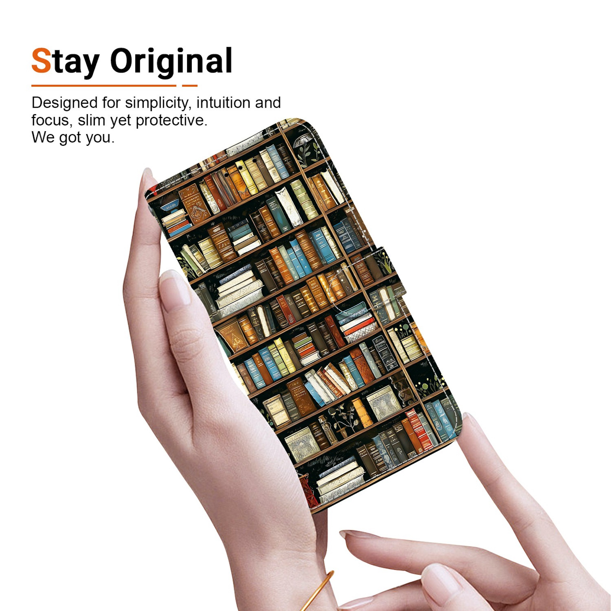 Hände halten eine Handyhülle mit Bücherregal-Muster. Text: Stay Original.