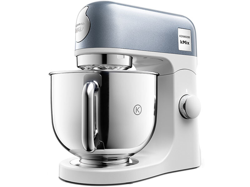 Ein weißer und blauer Kenwood KMix Küchenmixer mit Edelstahlschüssel.