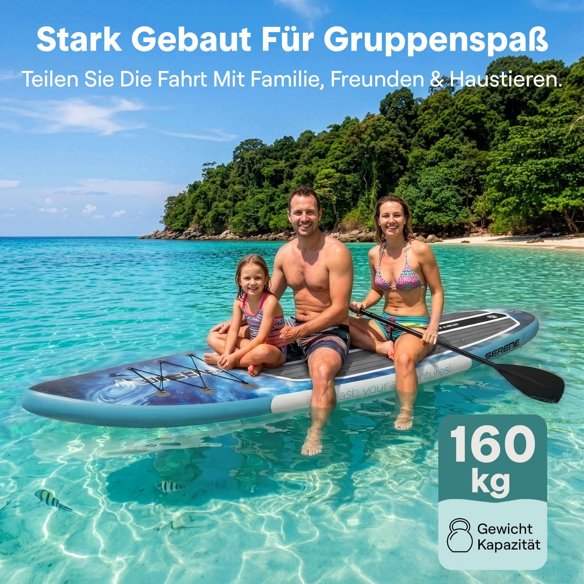 Familie auf einem SUP-Board im kristallklaren Wasser vor einer üppigen Insel.