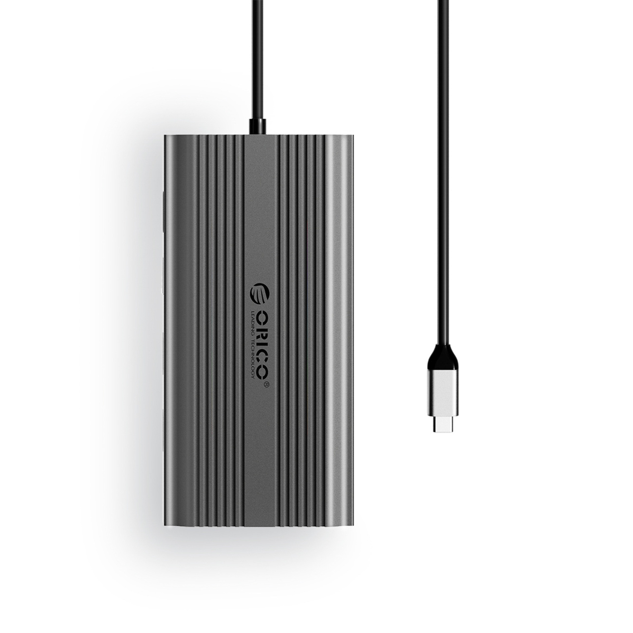 Szary hub USB-C ORICO z rowkowaną obudową i kablem.