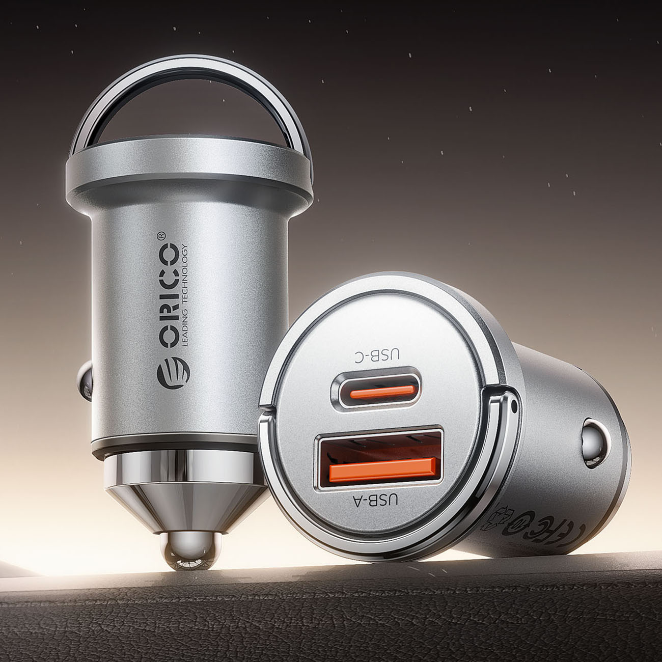 Srebrna ładowarka samochodowa USB z jednym portem USB-C i jednym USB-A.