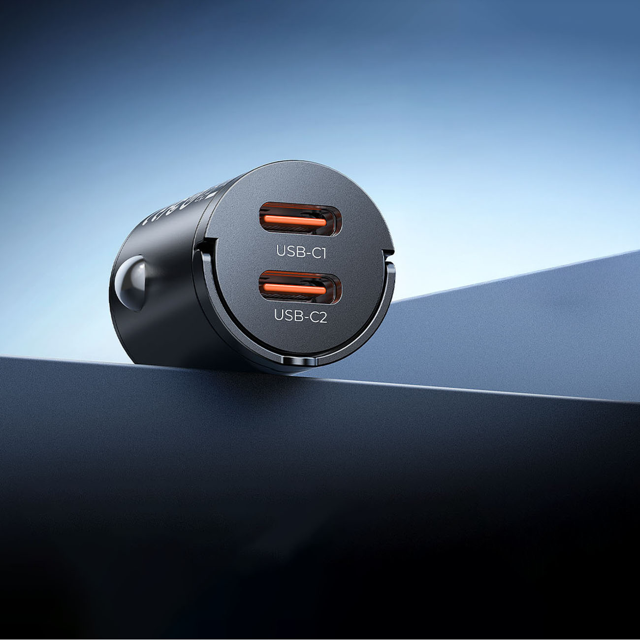 Czarna ładowarka samochodowa z dwoma portami USB-C i pomarańczowymi akcentami.