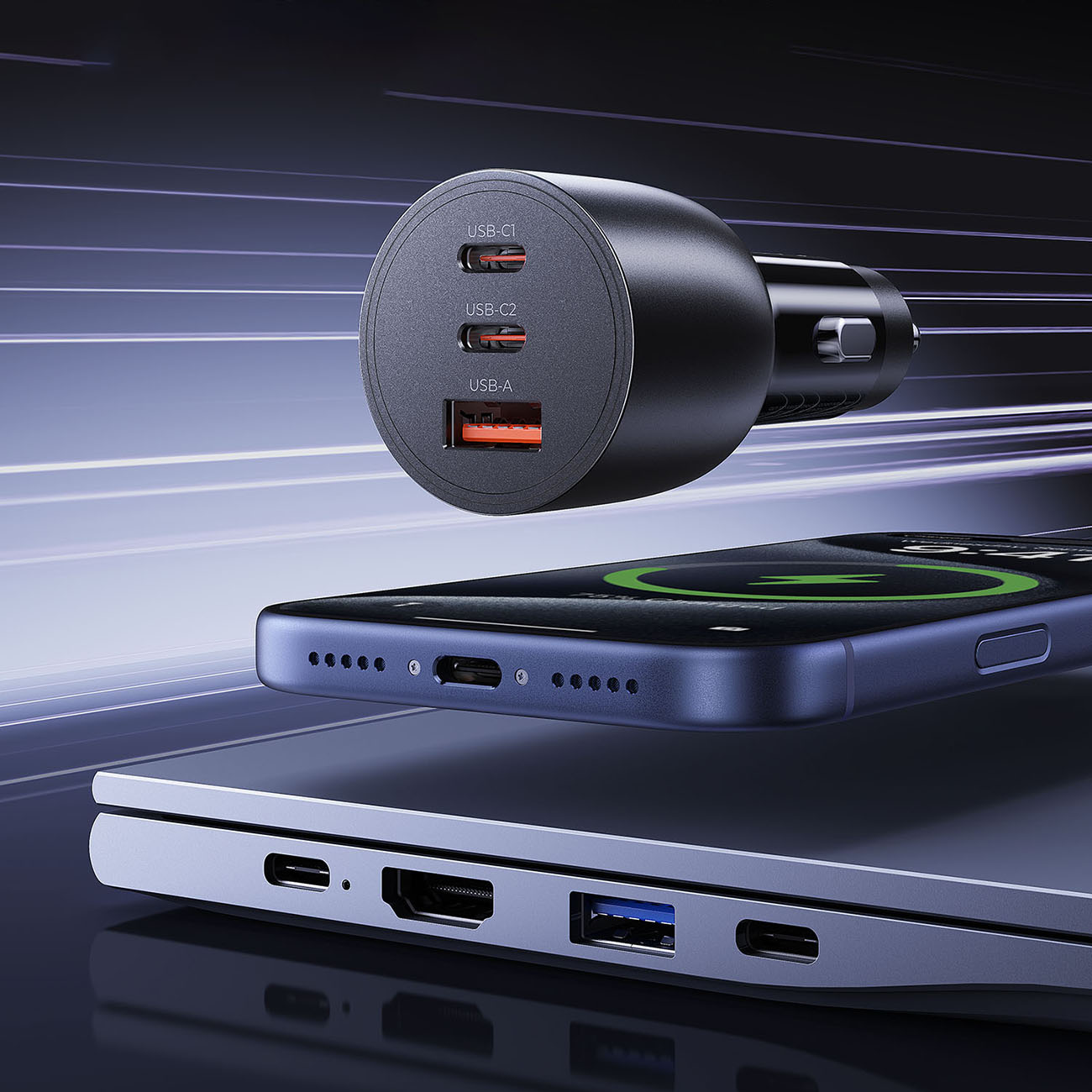 Czarna ładowarka samochodowa z 3 portami (2x USB-C, 1x USB-A) nad smartfonem i laptopem.