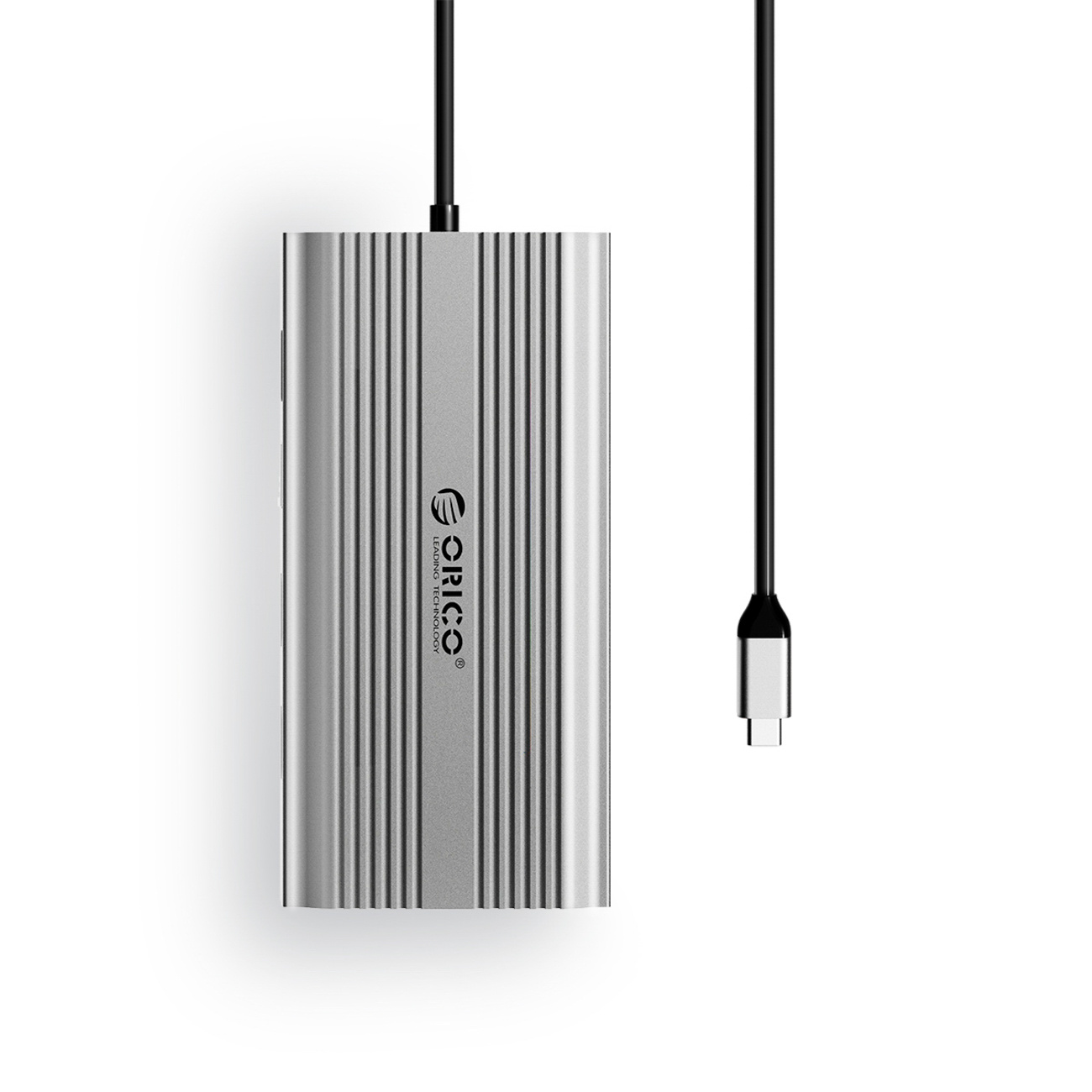 Srebrna obudowa z pionowymi rowkami i czarny kabel ze złączem USB-C.