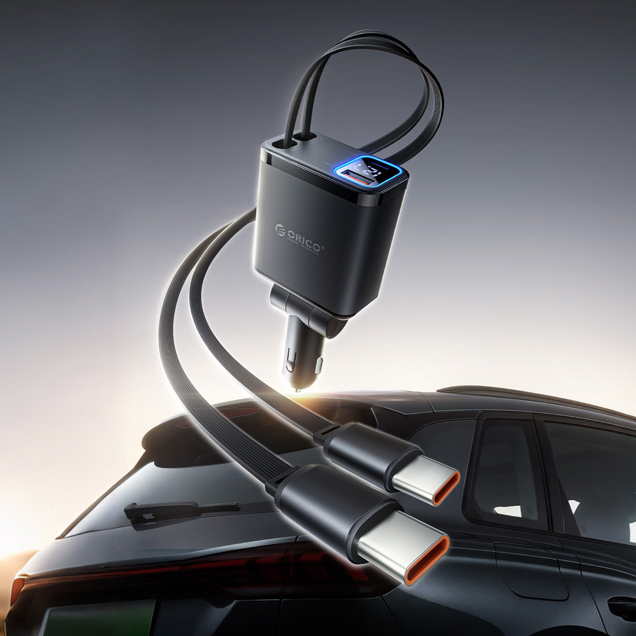 Czarna ładowarka samochodowa z dwoma kablami USB-C i wyświetlaczem cyfrowym, podłączona do samochodu.