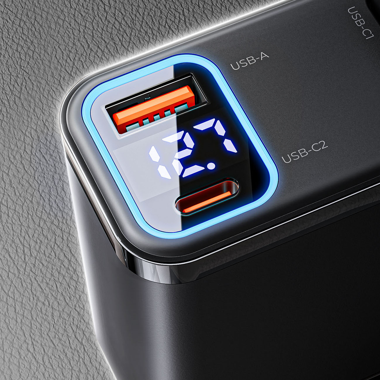 Zbliżenie czarnego power banku pokazującego porty USB-A i USB-C z niebieskim obramowaniem światła.