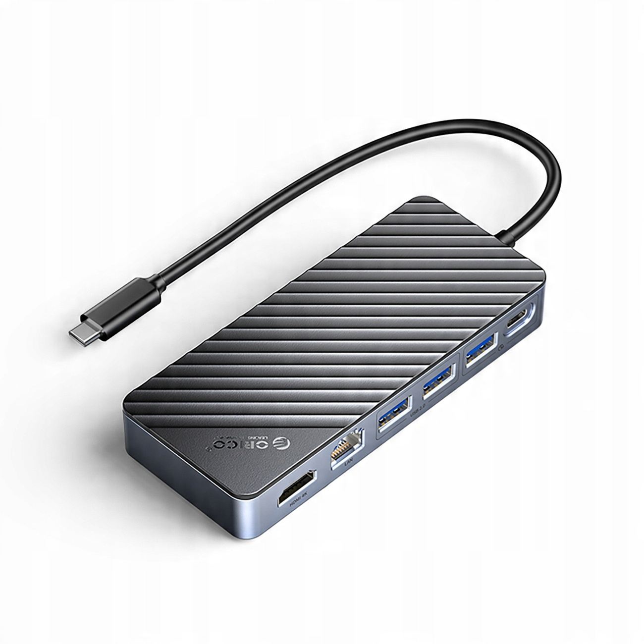 Srebrny hub USB-C z karbowaną obudową i wieloma portami.