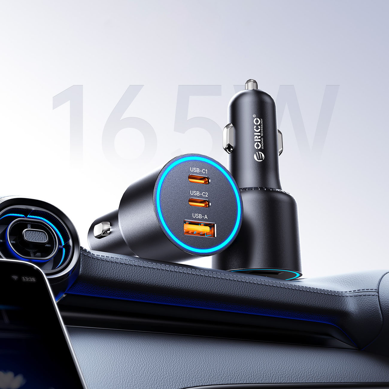 Czarna ładowarka samochodowa z 3 portami (2x USB-C, 1x USB-A) w samochodzie.