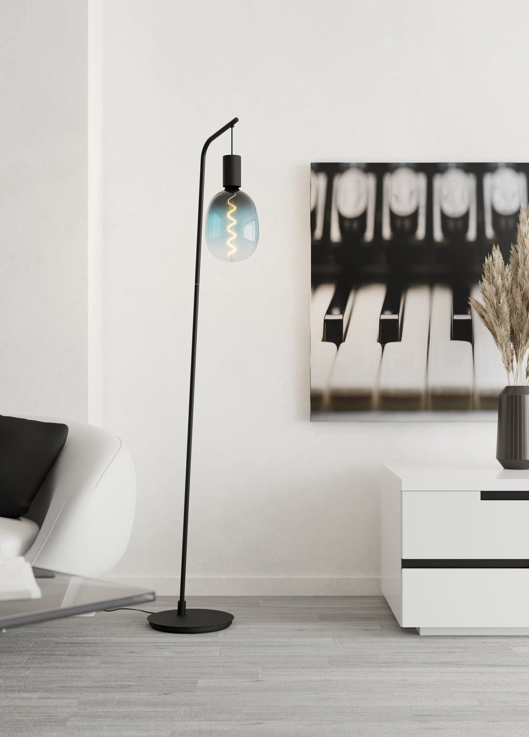 Ein moderner Raum mit einem weißen Sofa, einem Stehlampen und einem Klaviertastendruck.