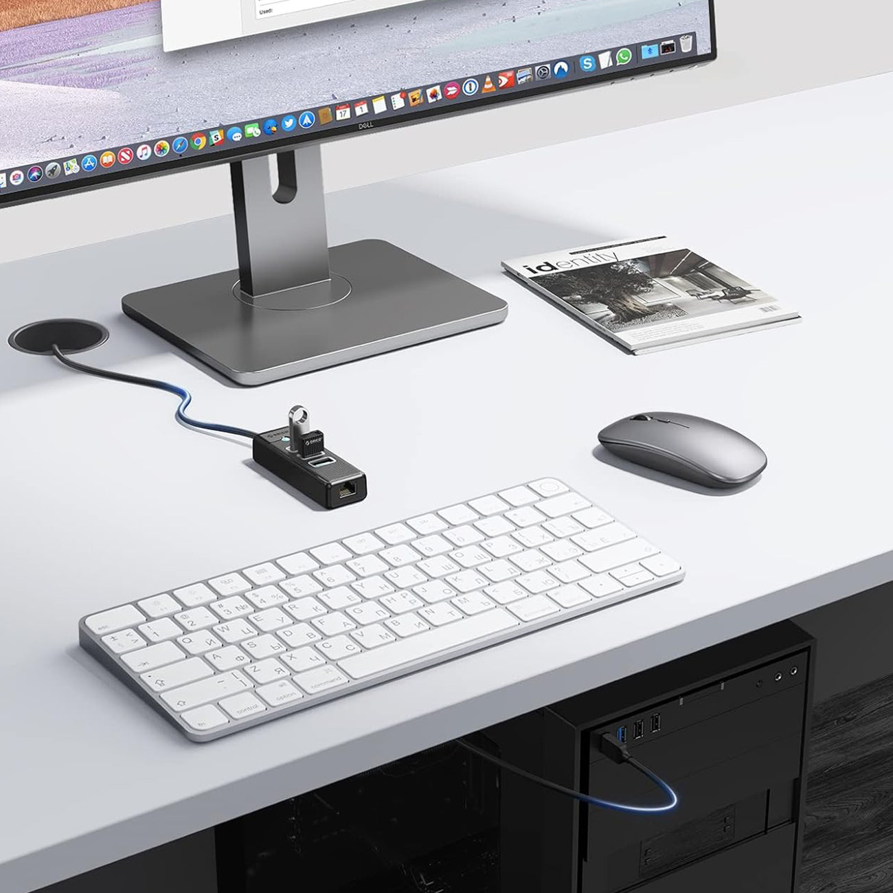 Biurko z monitorem komputera, klawiaturą, myszką, koncentratorem USB i czasopismem.