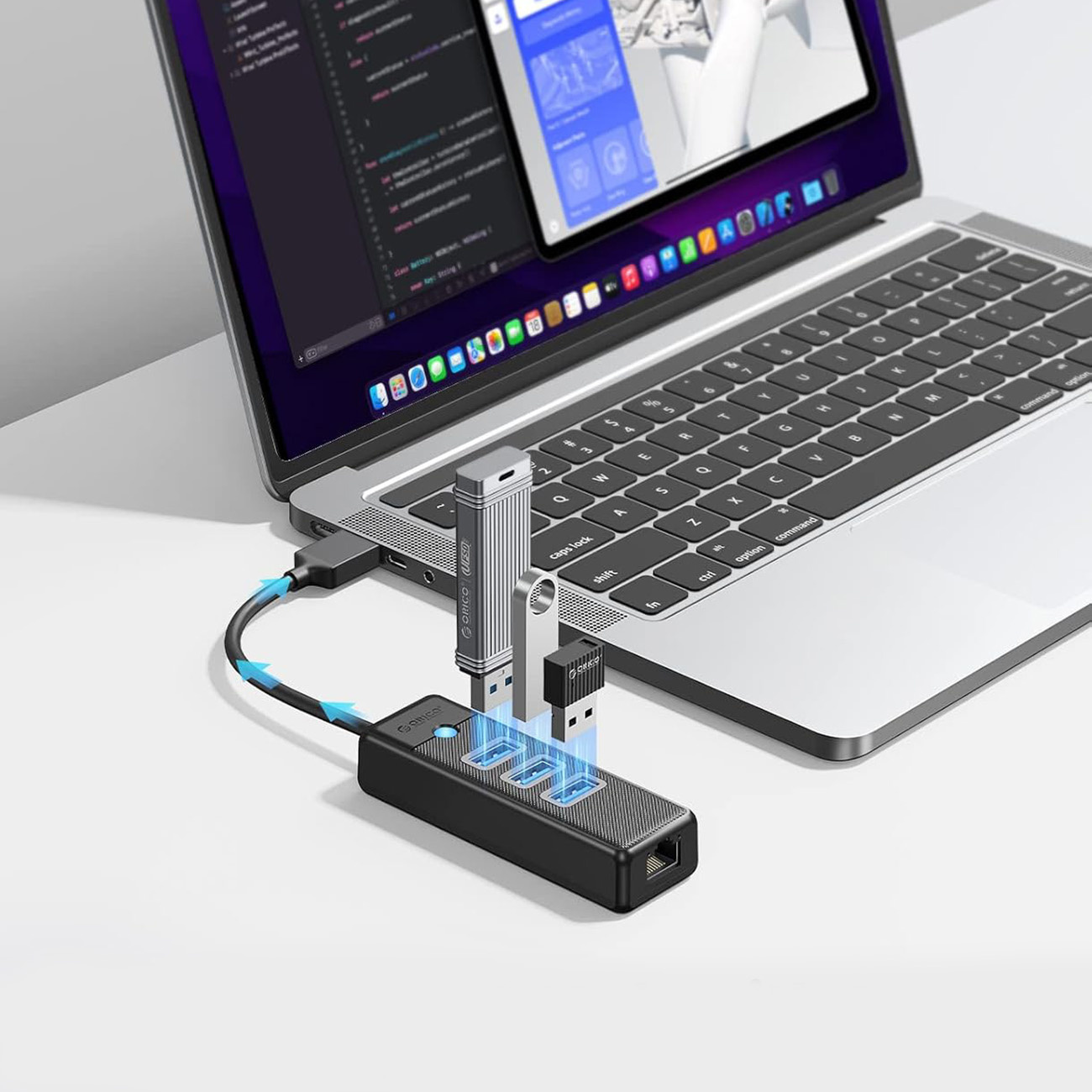 Czarny koncentrator USB z trzema niebieskimi światłami jest podłączony do laptopa.