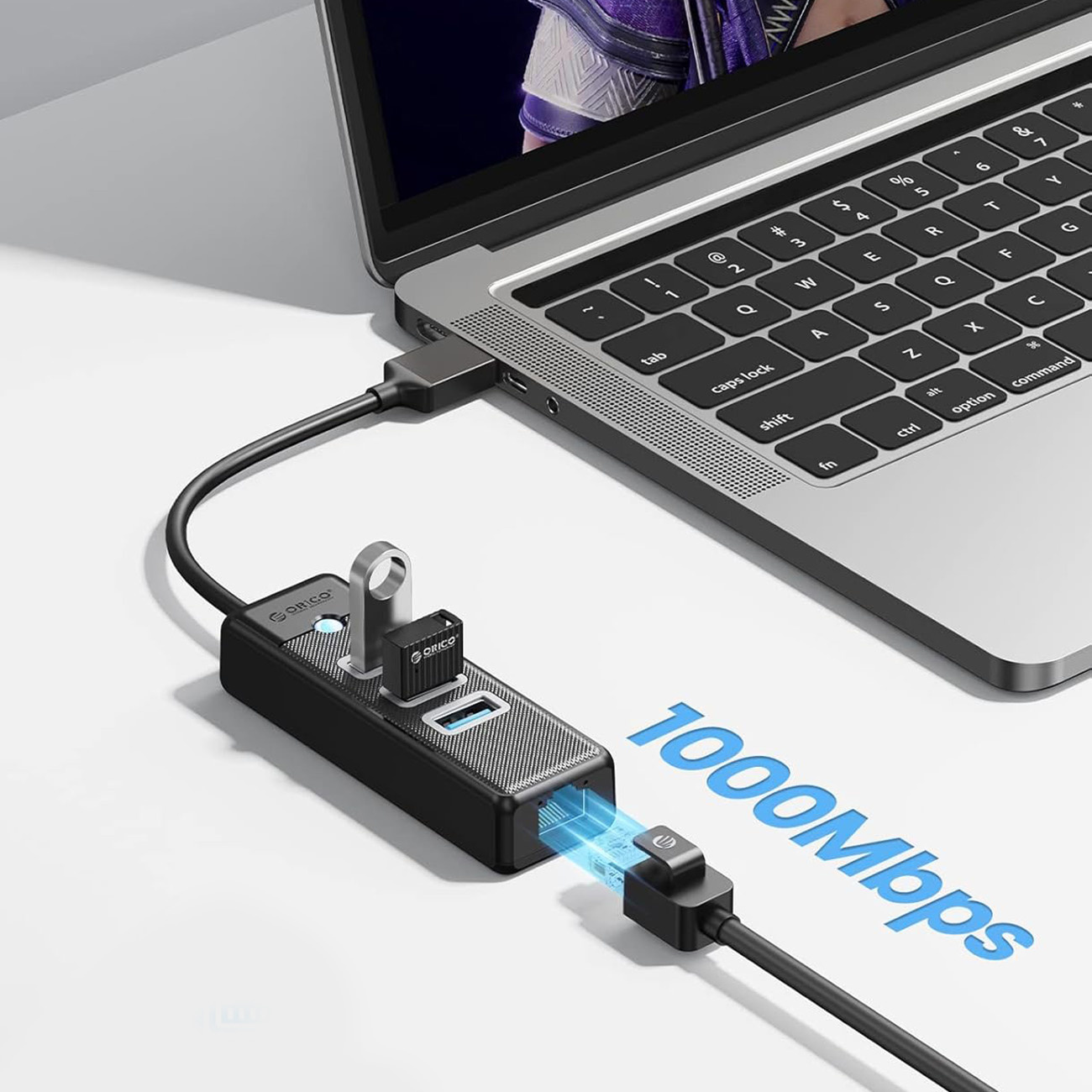 Czarny wieloportowy koncentrator USB jest podłączony do laptopa.