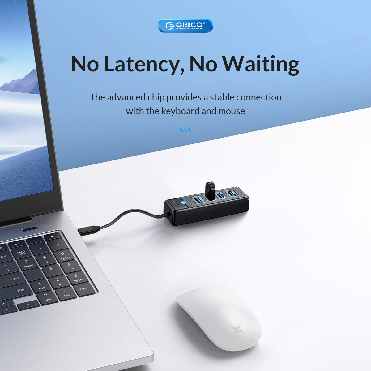 Laptop, czarny hub ORICO i biała mysz na biurku. Tekst: 'Bez opóźnień, bez czekania'.