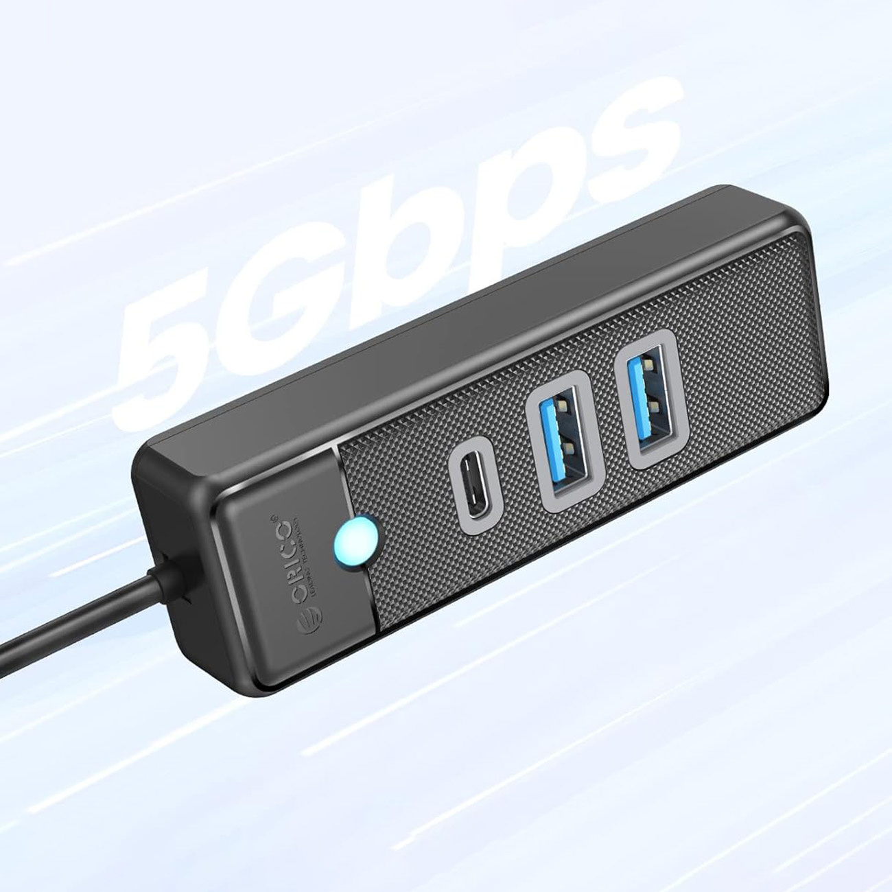 Czarny hub USB z jednym portem USB-C i dwoma USB-A, niebieska dioda.