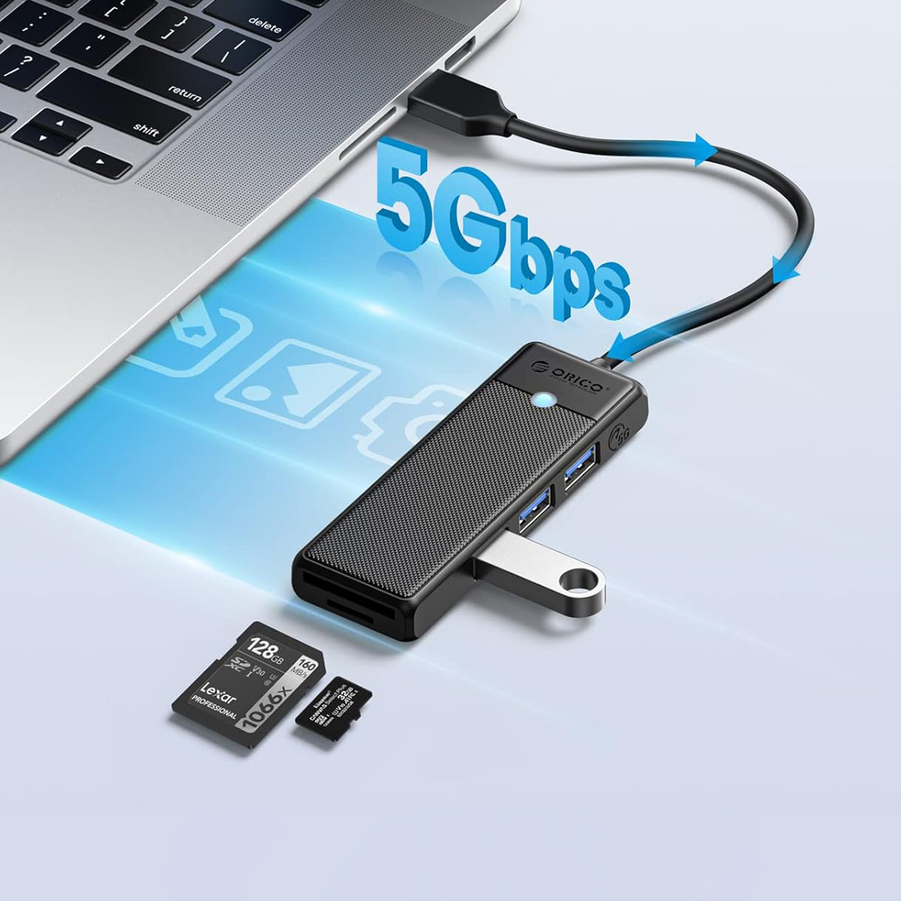 Czarny hub USB-C z czytnikiem kart SD podłączony do laptopa. Obok leżą karty pamięci.