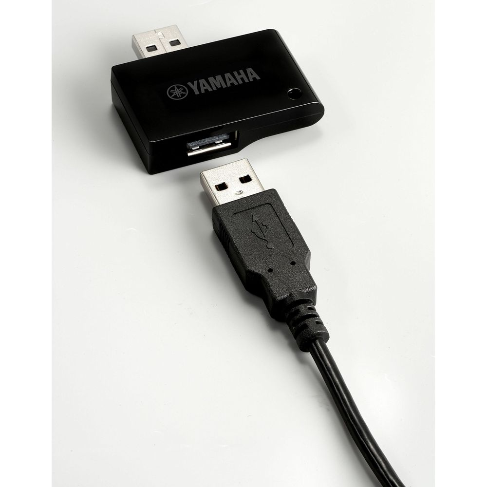 Schwarzer Yamaha USB-Adapter mit USB-Kabel auf weißem Hintergrund.